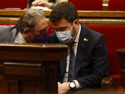 El conseller de Economía de la Generalitat, Jaume Giró habla con el president de la Generalitat, Pere Aragonès, este jueves durante un pleno en el Parlament.