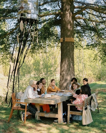 Sesión de trabajo de Laure Prouvost (izquierda) con los participantes del proyecto 'Territorio Abadía Retuerta. Epistemologías del bosque para prácticas regenerativas'.
