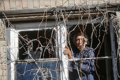 Un hombre inspecciona una ventana rota de su vivienda en Kiev. Bruselas hizo extensivas el viernes al presidente ruso, Vladímir Putin, y al ministro de Exteriores, Serguéi Lavrov, las sanciones económicas que ya había adoptado contra la cúpula del régimen ruso. Contra ambos pesa una congelación de todos los posibles activos, como cuentas bancarias, que puedan tener en los países de la UE