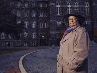 Melisande Short-Colomb, actual estudiante de 64 años en la Universidad de Georgetown. Sus ancestros fueron vendidos como esclavos por el presidente de la Universidad Thomas F. Mulledy en 1838.