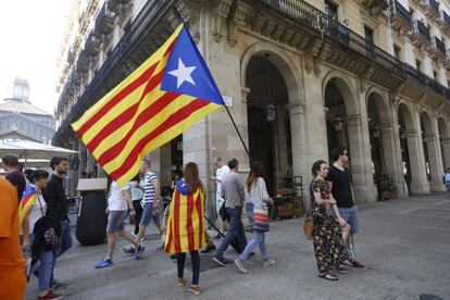 Ambient independentista a l'exterior del Parlament.