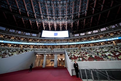 A nova arena foi construída na localização do antigo estádio nacional, feito para os Jogos de 1964. O novo estádio tem 60.000 assentos e foi projetado pelo famoso arquiteto japonês Kengo Kuma, que inspirou-se em técnicas tradicionais, especialmente no uso importante da madeira.