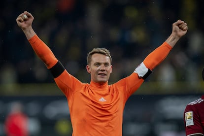 Manuel Neuer, en diciembre de 2021, tras un partido contra el Borussia Dortmund en el que portaba un esparadrapo en la cara.