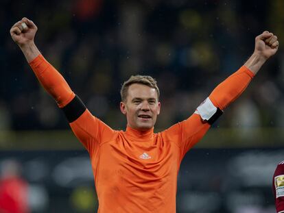 Manuel Neuer, en diciembre de 2021, tras un partido contra el Borussia Dortmund en el que portaba un esparadrapo en la cara.