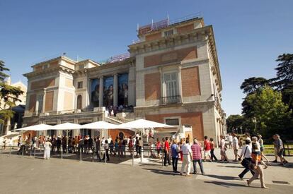 Cola de turistas en la taquilla de la puerta de Goya del Museo del Prado de Madrid.