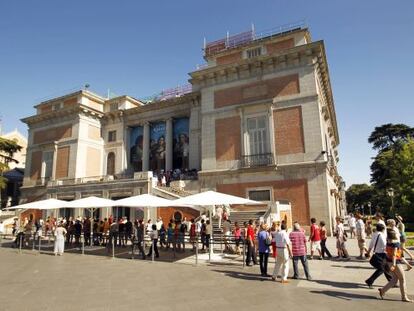 Cola de turistas en la taquilla de la puerta de Goya del Museo del Prado de Madrid.