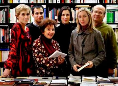 En la librería La Central de Barcelona, de izquierda a derecha, Olga Sala, de Melusina; Luis Miguel Solano, de Libros del Asteroide; Carola Moreno, de Barataria; Valeria Bergalli, de Minúscula; Diana Zaforteza, de Alpha Decay, y Juan Ramón Ortega, de La poesía, señor Hidalgo.