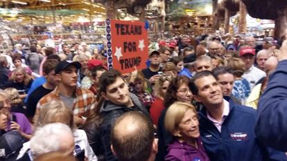 Trump Jr. con un grupo de partidarios del candidato republicano, en Altoona (Iowa).