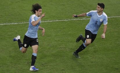 Cavani y Suárez celebran el gol de Uruguay ante Chile.