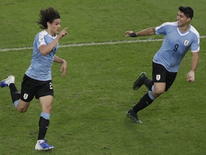 Cavani y Suárez celebran el gol de Uruguay ante Chile.