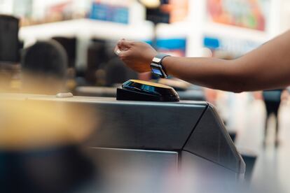 Los relojes inteligentes de hoy son a cada vez más cómodos y fáciles de portar.