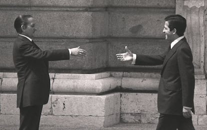 El presidente de las Cortes, Torcuato Fernández Miranda, izquierda, y el presidente del Gobierno, Adolfo Suárez, se saludan durante una recepción en el palacio Real de Madrid el 23 de mayo de 1977. El prestigioso jurista Fernández Miranda, autor de la estrategia “de la ley a la ley”, y el carismático Adolfo Suárez, al frente del Gobierno, representan, aunque no solo ellos, los hombres elegidos por el rey Juan Carlos para liderar la Transición desde el interior del régimen.