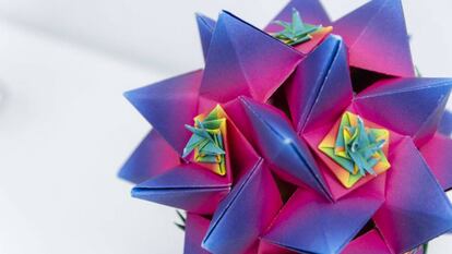 Una figura de origami, técnica japonesa de plegado de papel.