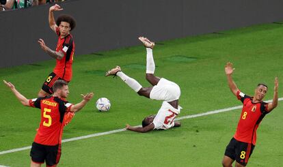 El canadiense Richie Laryea cae en el área de los belgas.