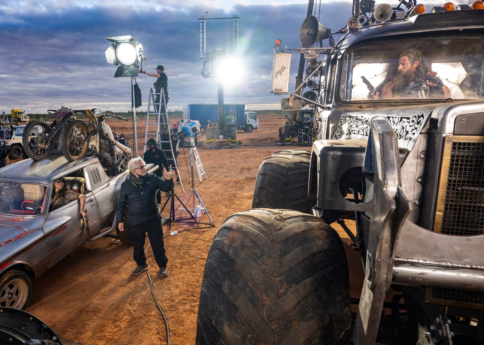 Un momento del rodaje de 'Furiosa', con Chris Hemsworth, en el camión, recibiendo instrucciones de George Miller.