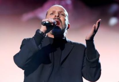 Miguel Bosé interpreta 'Lucía' en el homenaje a Serrat.