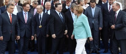 Angela Merkel frente a los l&iacute;deres de la UE.