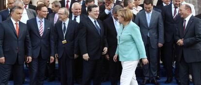 Angela Merkel frente a los l&iacute;deres de la UE.