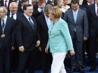 Angela Merkel frente a los l&iacute;deres de la UE.