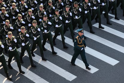 Militares rusos marchan en el Día de la Victoria, que conmemora el 80º aniversario de la victoria sobre la Alemania nazi en la Segunda Guerra Mundial, en el centro de Moscú, este viernes.