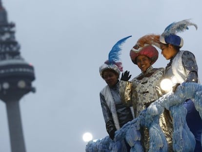 Cabalgata de los Reyes Magos de 2016 en Madrid, con una mujer (centro) representando a Baltasar y sus pajes.