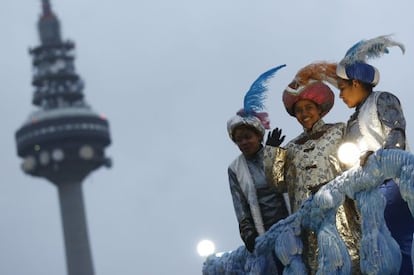 Cabalgata de los Reyes Magos de 2016 en Madrid, con una mujer (centro) representando a Baltasar y sus pajes.
