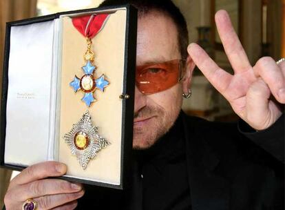 Bono, líder de U2 y activista contra la pobreza y el sida, ha recibido el título de Caballero Honorario del Imperio Británico con una condición: que no le llamen <i>sir</i>. En una ceremonia en Dublín en la que se ha visto arropado por el resto de integrantes del grupo irlandés, Bono ha recurrido a la ironía:  "Podéis llamarme cualquier cosa que queráis, como lord, lord de lores o semidiós".