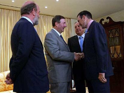 Miguel Lazpiur, presidente de Confebask, saluda, al día siguiente de su elección, en julio pasado, al <i>lehendakari</i> Ibarretxe. Con ellos, el secretario de la patronal, José Guillermo Zubia (izquierda), y el antecesor de Lazpiur, Román Knörr.