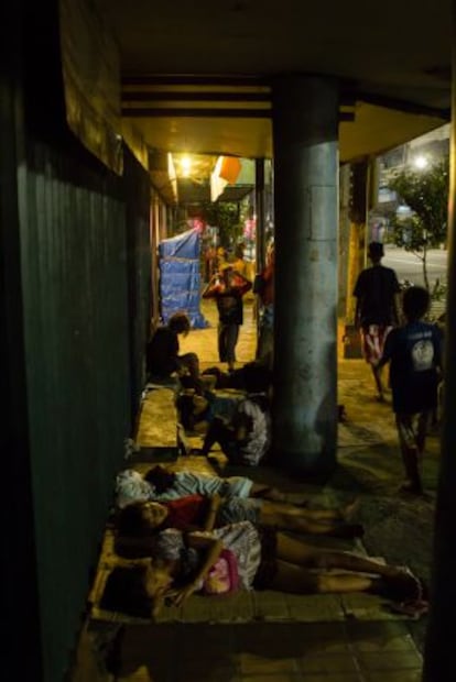 Junto a los establecimientos dedicados a la prostitución, las aceras de la ciudad de Cebu están infestadas de niños de la calle forzados a ejercer esta actividad.