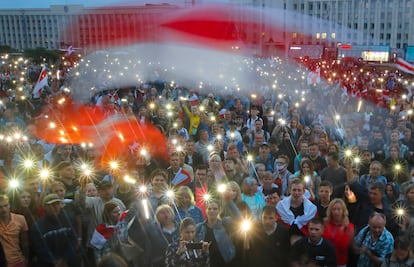 Manifestantes opositores encienden las luces de sus móviles, el miércoles en la plaza de la Independencia de Minsk.