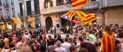 Concentración frente al Ayuntamiento de Girona en defensa del catalán