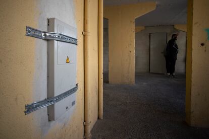 Un contador precintado por los vecinos en una de las zonas afectadas por cortes de luz continuos en las Tres Mil Viviendas.