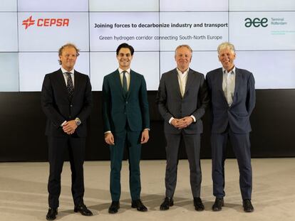 Rob Jetten, ministro de Clima y Energía de Países Bajos y el CEO de Cepsa, Maarten Vestelaar, en el centro, hoy en Madrid.