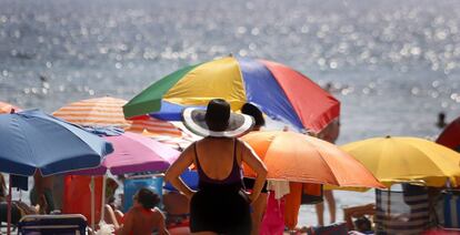 Turistas agua en la playa de Levante de Benidorm en el &uacute;ltimo fin de semana de Agosto.