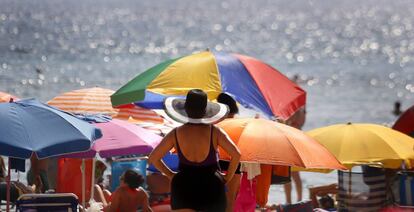 Turistas agua en la playa de Levante de Benidorm en el último fin de semana de Agosto.