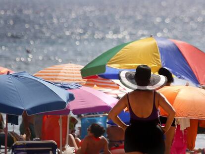 Turistas agua en la playa de Levante de Benidorm en el &uacute;ltimo fin de semana de Agosto.