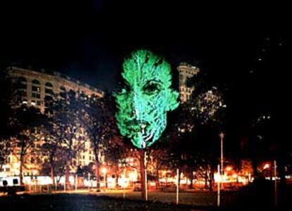 <i>The Influence Machine,</i> intervención de Tony Oursler en un parque de Nueva York en 2000.