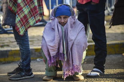 Un migrante hondureño, parte de la caravana que se dirige a EE UU, descansa en un refugio temporal en un centro deportivo en Ciudad de México.