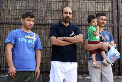 Diversos refugiats a les portes del centre d'acollida de Vallecas.