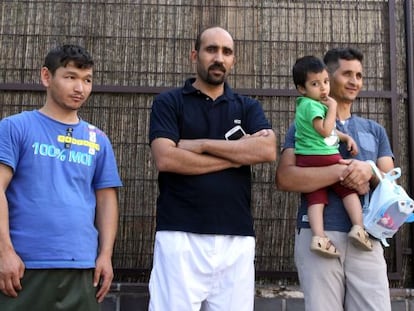 Varios refugiados a las puertas del Centro de Acogida de Vallecas.
