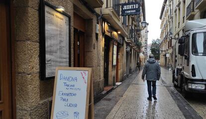 Bares cerrados en la Parte Vieja de San Sebastián, la semana pasada