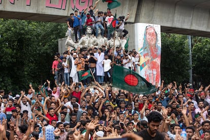 Los manifestantes celebran la noticia de la dimisión de la primera ministra de Bangaldés, Sheikh Hasina, en Daca este 5 de agosto.