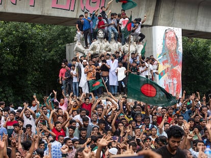 Los manifestantes celebran la noticia de la dimisión de la primera ministra de Bangaldés, Sheikh Hasina, en Daca este 5 de agosto.