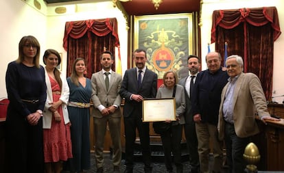 El alcalde de Elche, en el centro, entrega el título de hijo predilecto a los familiares de Vicente Verdú. A la derecha, el periodista Juan Cruz.