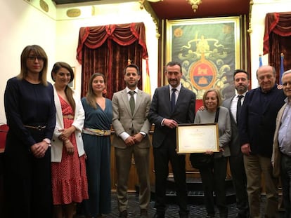 El alcalde de Elche, en el centro, entrega el título de hijo predilecto a los familiares de Vicente Verdú. A la derecha, el periodista Juan Cruz.