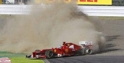 Alonso se sale de la pista en la primera curva