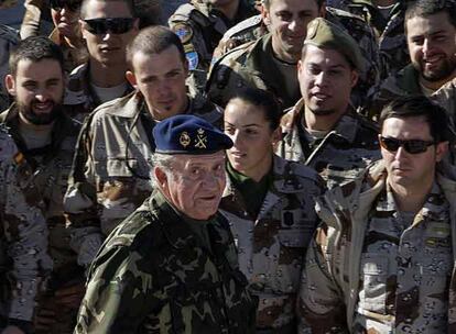 Don Juan Carlos, con un grupo de soldados en la base de Herat, el día de Nochevieja.