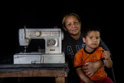 <p>“Me traje mi máquina de coser para poder trabajar en Brasil. Estudié educación, soy maestra, pero coso para ganar dinero aquí. Tengo cinco hijos en total. Los mayores están en Porto Velho y estoy aquí con el más pequeño, un niño, además de mi hija de 16 años y su hijo de dos años. Recientemente, pagué un auto expreso para rescatar a mi hija de una pareja abusiva en Venezuela. El compañero la maltrataba y la habría matado si no se iba.</p> <p>Cuando llegué aquí, tuvimos que dormir en el suelo, en una caja de cartón, pero aun así es mejor que seguir en Venezuela. En mi país un litro de aceite cuesta diez dólares y un paquete de arroz cuesta cuatro. Todo está en dólares ahora. Obtendría mi salario, pagaría de inmediato todas las deudas acumuladas del mes anterior para comprarnos comida, y al final del día no tendría nada más. Mi marido vino primero a Brasil, y a veces me enviaba dinero desde aquí, 50 reales (ocho euros) quizá, y lo único que podía comprar era un paquete de arroz y otro de harina. Mi hijo menor estaba desnutrido cuando finalmente llegamos a Brasil".</p> *El nombre de los protagonistas ha sido cambiado para proteger la confidencialidad.</p>