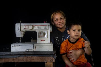 <p>“Me traje mi máquina de coser para poder trabajar en Brasil. Estudié educación, soy maestra, pero coso para ganar dinero aquí. Tengo cinco hijos en total. Los mayores están en Porto Velho y estoy aquí con el más pequeño, un niño, además de mi hija de 16 años y su hijo de dos años. Recientemente, pagué un auto expreso para rescatar a mi hija de una pareja abusiva en Venezuela. El compañero la maltrataba y la habría matado si no se iba.</p> <p>Cuando llegué aquí, tuvimos que dormir en el suelo, en una caja de cartón, pero aun así es mejor que seguir en Venezuela. En mi país un litro de aceite cuesta diez dólares y un paquete de arroz cuesta cuatro. Todo está en dólares ahora. Obtendría mi salario, pagaría de inmediato todas las deudas acumuladas del mes anterior para comprarnos comida, y al final del día no tendría nada más. Mi marido vino primero a Brasil, y a veces me enviaba dinero desde aquí, 50 reales (ocho euros) quizá, y lo único que podía comprar era un paquete de arroz y otro de harina. Mi hijo menor estaba desnutrido cuando finalmente llegamos a Brasil".</p>  *El nombre de los protagonistas ha sido cambiado para proteger la confidencialidad.</p>