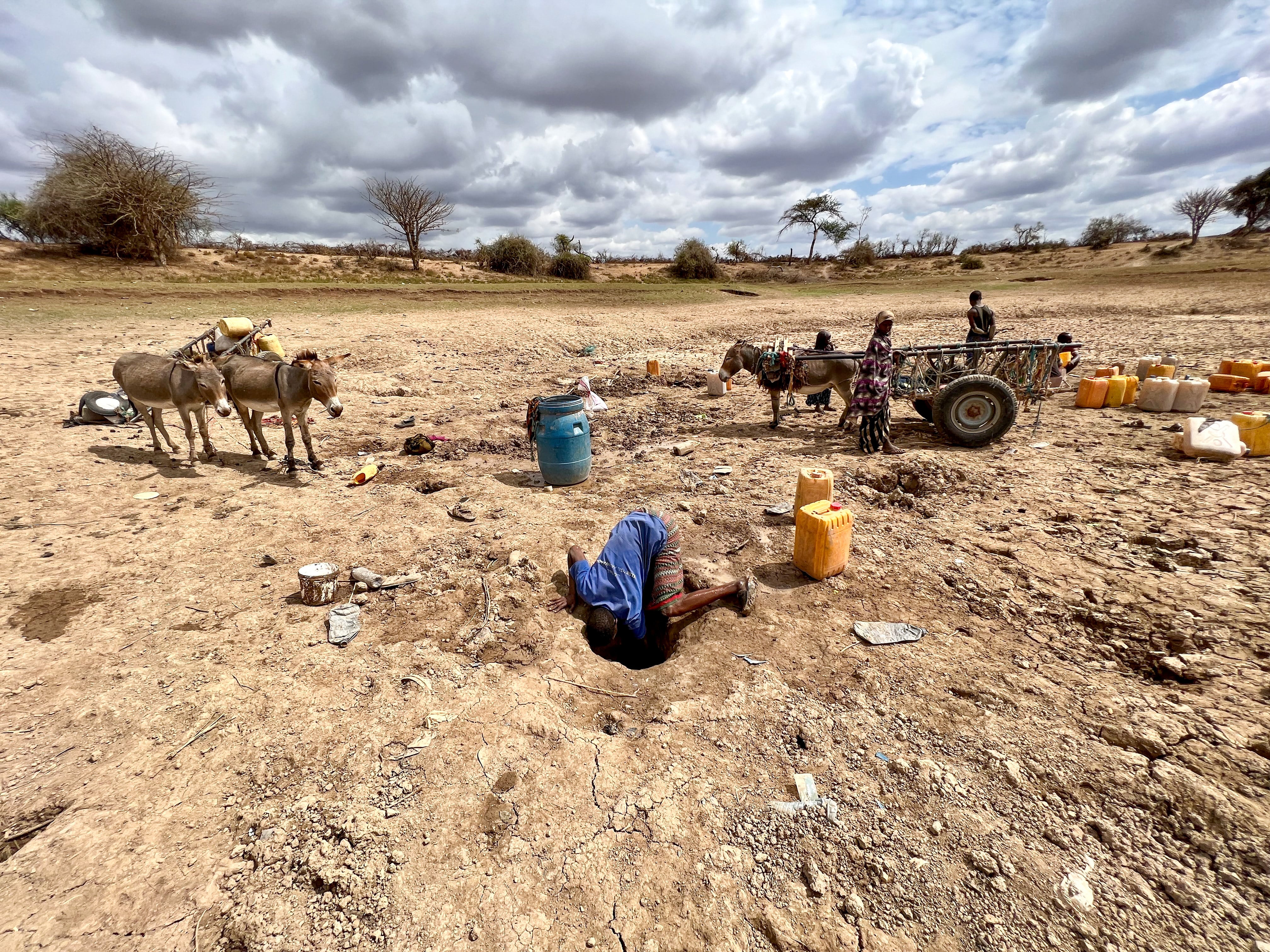 Abdi Hassan, de 55 años, escava la tierra en Filtu (Etiopía) en busca de agua, en noviembre de 2022.